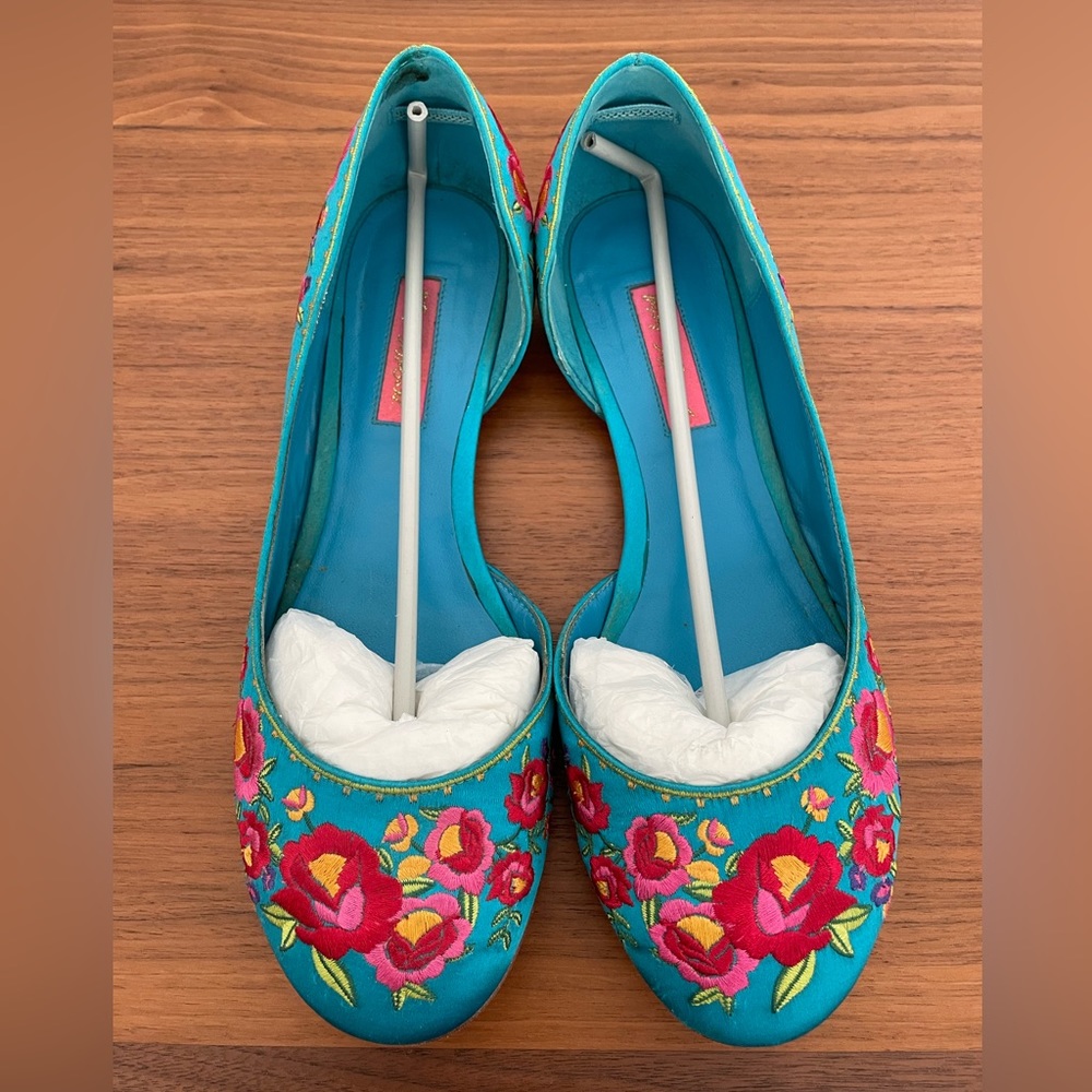 Bestsey Johnson embroidered flats